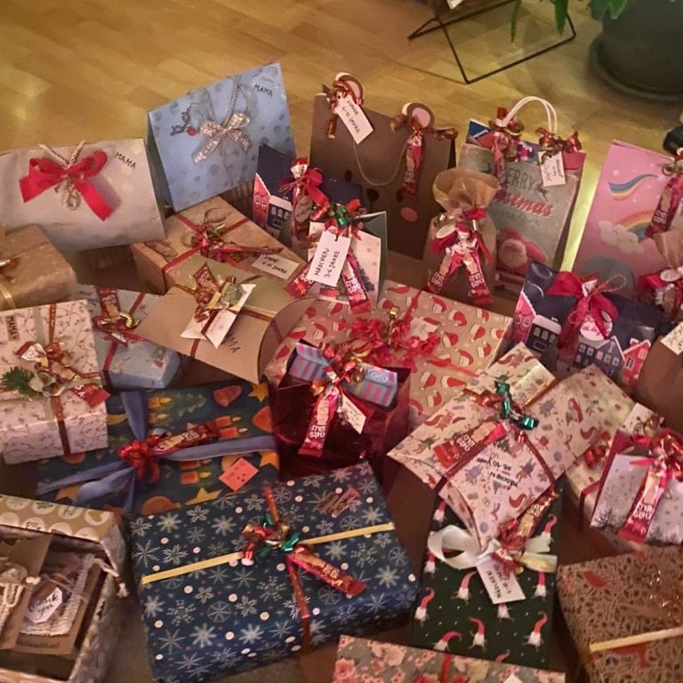 Bild von Frauenhausaktion Mitarbeiterinnengeschenk Bild von Frauenhausaktion Mitarbeiterinnengeschenk: Geschenkbox mit bunten Paketen und der Aufschrift „Danke!“ in Schwarz-Weiß.