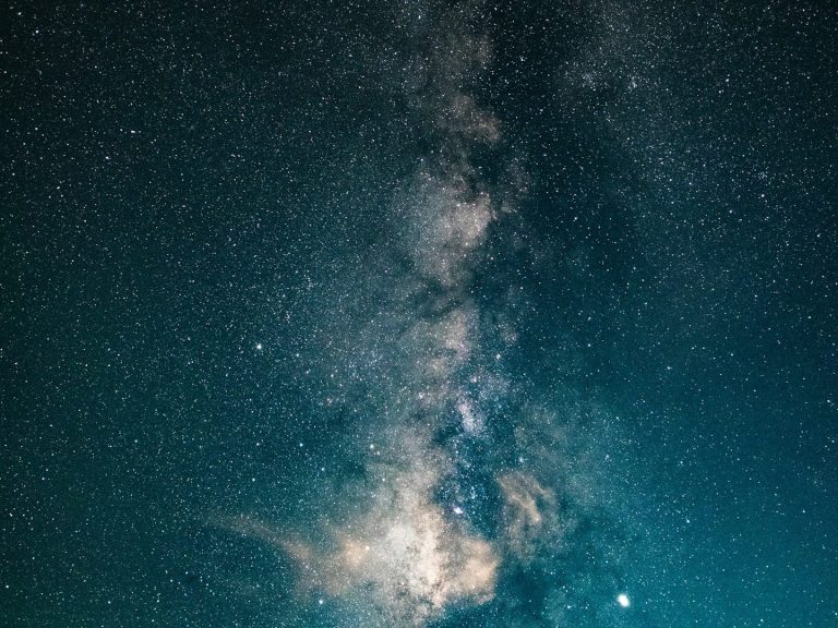Sternenhimmel mit der Milchstraße und zahlreichen funkelnden Sternen in dunklem Hintergrund.