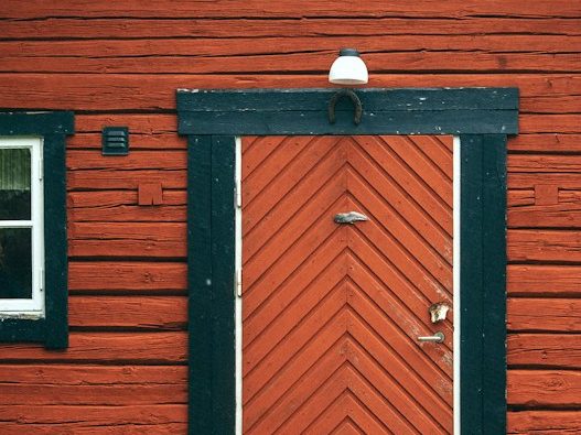 Silhouetten von Personen in einem surrealen, digitalen Raum mit blauen Lichtpunkten.