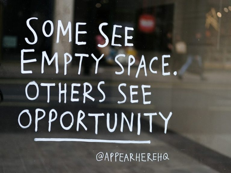 Text auf einem Fenster: "Einige sehen leeren Raum. Andere sehen Gelegenheit."