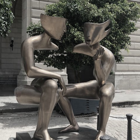 Abbildung von zwei Statuen die sich zugewandt im Gespräch befinden und ein Dialog entsteht