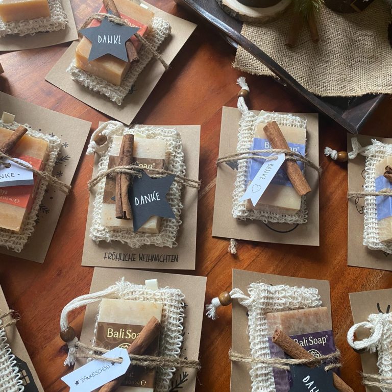 Bild von Frauenhausaktion Nahaufnahme Geschenk Mitarbeiterinnen Bild von Frauenhausaktion Nahaufnahme Geschenk Mitarbeiter: Geschenkpakete und Weihnachtskarten auf einem Tisch, vorbereitet für das Fest.