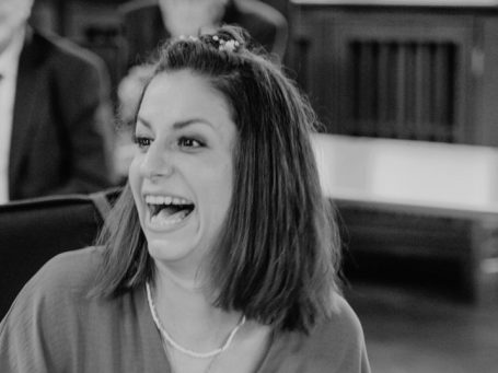 Coachin Alina Jessl: Lachend mit mittellangen Haaren.