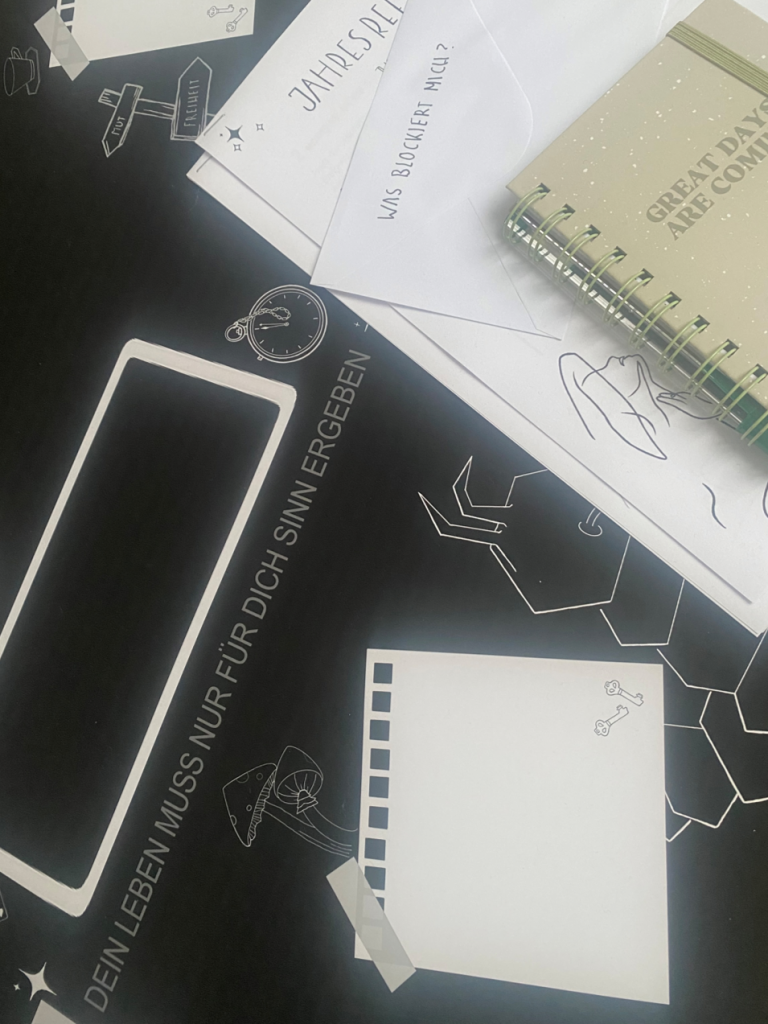 Bild eines Visionboards von dem Workshop "values & Vision"- hier sieht man Schriften und Figuren aus "Alice Rising"