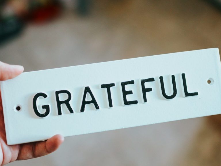 Ein Schild mit der Aufschrift "GRATEFUL" in großen Buchstaben.